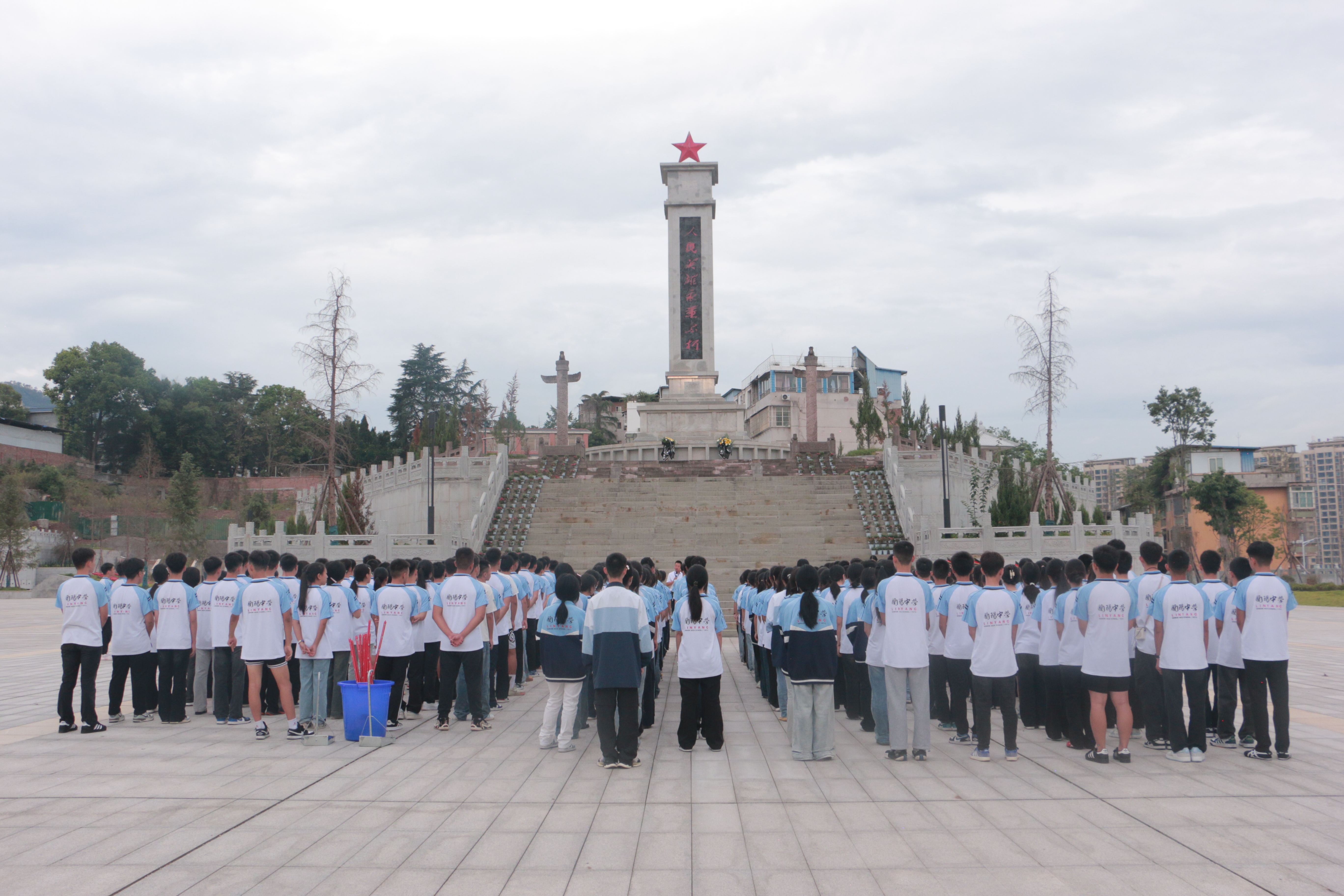 【国防·双拥】古蔺县退役军人事务局联合蔺阳中学开展“红色九月·纪念碑下的思政课”主题教育活动 ——以英烈精神铸魂育人，厚植青年家国情怀